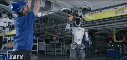 天才少年離職創(chuàng)業(yè) 稚暉君半年打造多功能人形機(jī)器人，上得工廠下得廚房，智能機(jī)器人銷售火爆